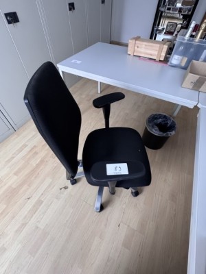1 Drehstuhl mit Armlehnen